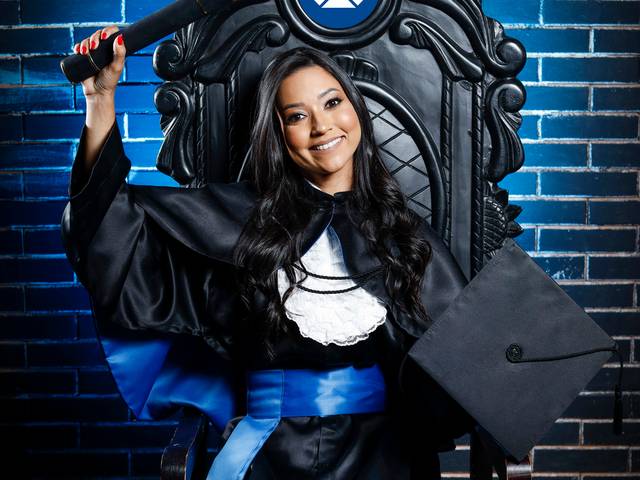 Fotos de Familia | Formaturas de Ensaio de Formatura com Beca e Cadeira de Formatura