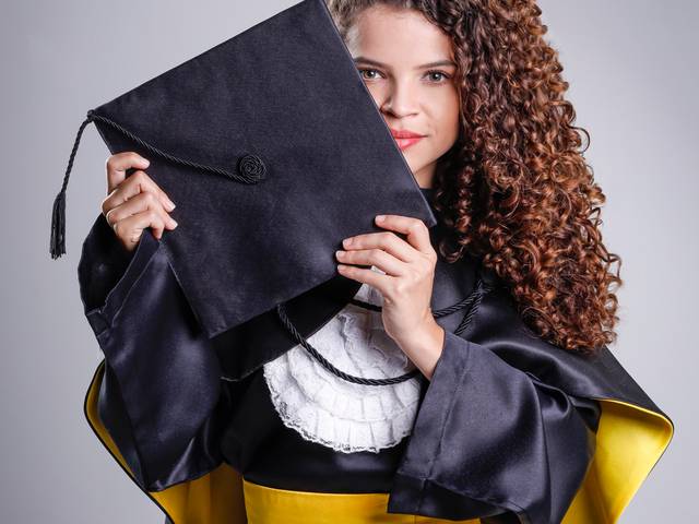 Fotos de Familia | Formaturas de Fotografia de Formatura com beca em estúdio Goiânia-GO