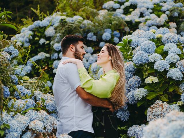 Casais e Casamentos  de Bárbara e Romulo  | Ensaio fotográfico com as hortênsias no Parque Carrieri.