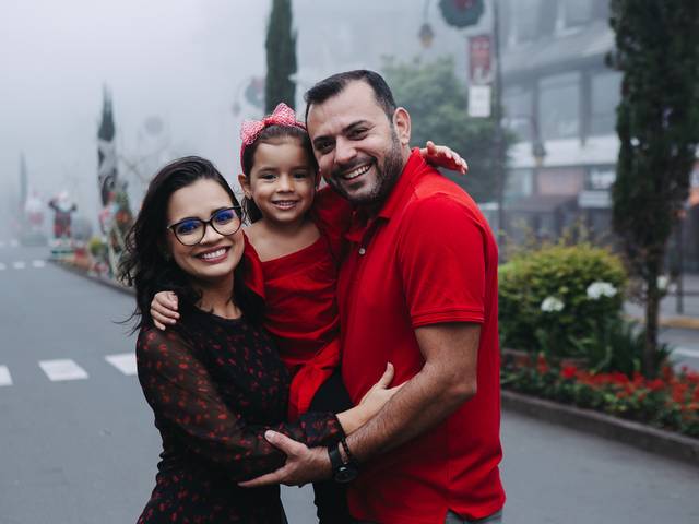 Ensaios fotográficos de Carlla, Bruno e Isabel | Ensaio fotográfico de família no centro de Gramado.