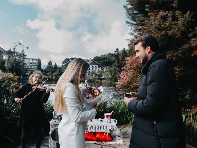Casais e Casamentos  de Pedido de Casamento no Lago Negro em Gramado | ISA E NEDSON