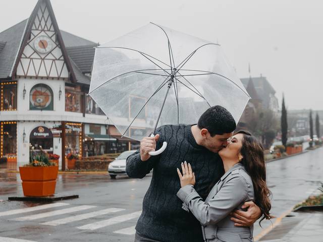 Casais e Casamentos  de Amanda e Bruno | Ensaio fotográfico no centro de Gramado