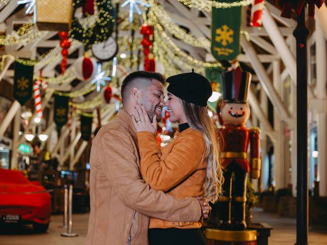 Ensaios fotográficos de Janaina e Gabriel   | O Encanto do Natal Luz 2024 : A Magia de um Ensaio Fotográfico Noturno em Gramado.