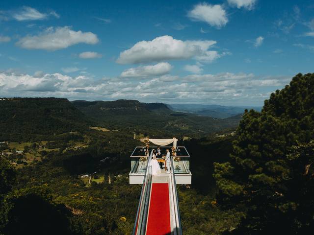 Casais e Casamentos  de Destination Wedding Medieval no Castelo Saint Andrews, em Gramado | Luciana e Kaio