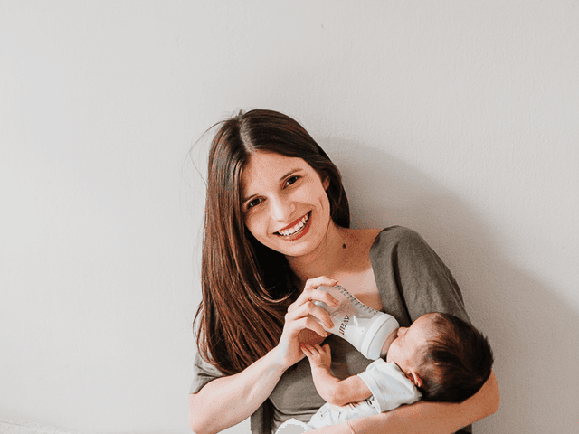 Ensaios fotográficos de Ensaio caseiro de dia das mães  - Porto Alegre | Károlyn e a bebê Elena 