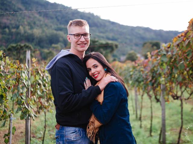 Casais e Casamentos  de Ensaio romântico na Vinícola Jolimont em Canela - Gabrielle e Julio.