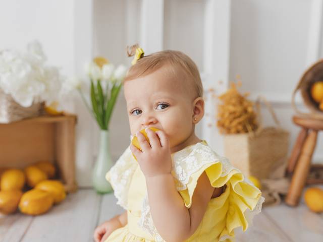 Acompanhamento do bebê de Sessão Limãozinho: Uma explosão de fofura e frescor!