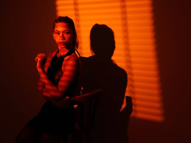 Ensaio Fotográfico em Studio de Luzes Coloridas