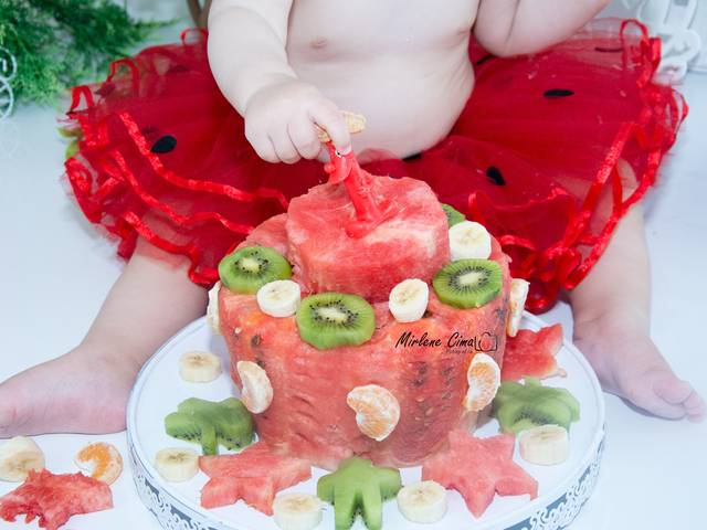 Smash the Cake/Fruit de Julia se deliciou com a melância