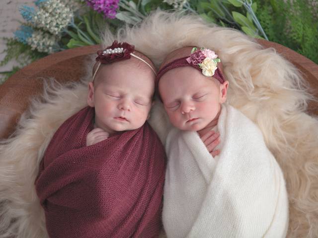 Newborn - Menina de Ensaio Newborn - Manuelly e Sophia