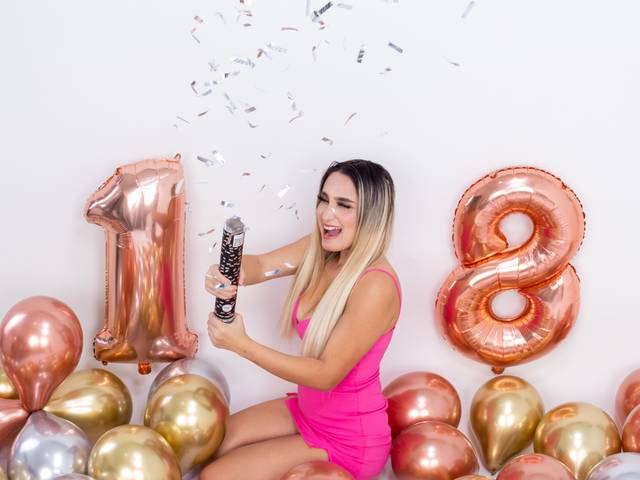 Aniversário  de Ensaio de aniversário com balões  com  fundo branco.