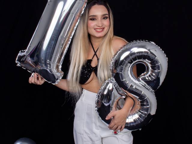 Família de Ensaio de aniversário com balões  e fundo preto.