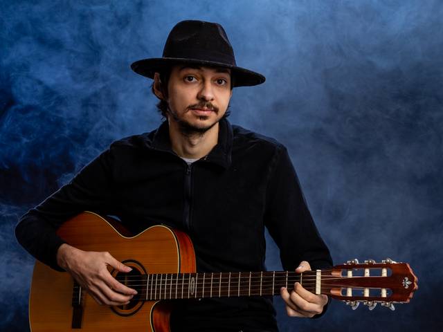 Músicos8 de Ensaio artístico para músicos com smoke (fumaça artificial) 