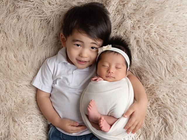 Newborn de Newborn com irmão é muito especial!