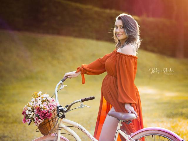 Gestante de Encantos na Natureza: Um Romance entre Vestidos, Flores e Suspiros