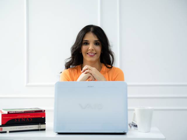 Corporativo de Bruna Renova: Professora