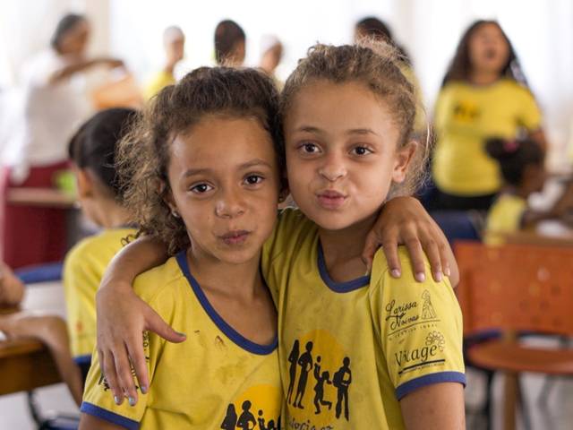 Corporativos de Unindo Forças pela Nova Geração Brasil: Um Vídeo para Inspirar Mudanças