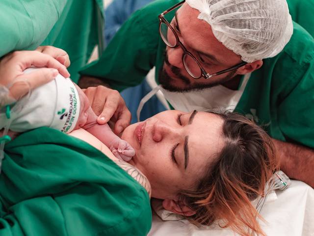 NASCIMENTOS de CORAGEM E AMOR DE MÃOS DADAS NAS FOTOS DESTE TRABALHO DE PARTO E NASCIMENTO
