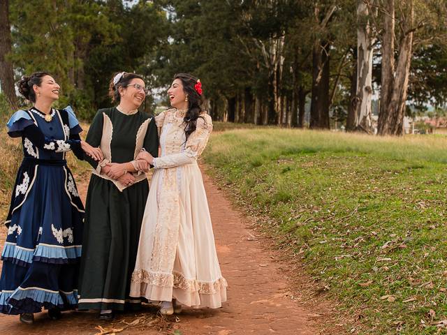 Ensaios femininos de Ensaio de família com roupas típicas gaúchas na canola – Fabi, Bibi e Angela | Santa Bárbara do Sul, RS