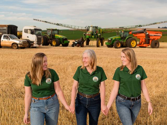 Ensaios femininos de Ensaio de família no campo – Produtores rurais e um pedido de casamento surpresa | Santa Bárbara do Sul, RS