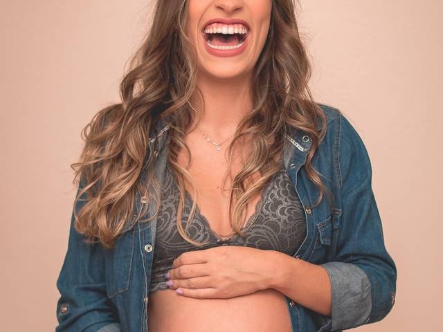 GESTANTE de Ser mãe é dar vida à vida, e é beijar o céu com os pés na terra! É carregar no ventre a dádiva maior de toda a existência;