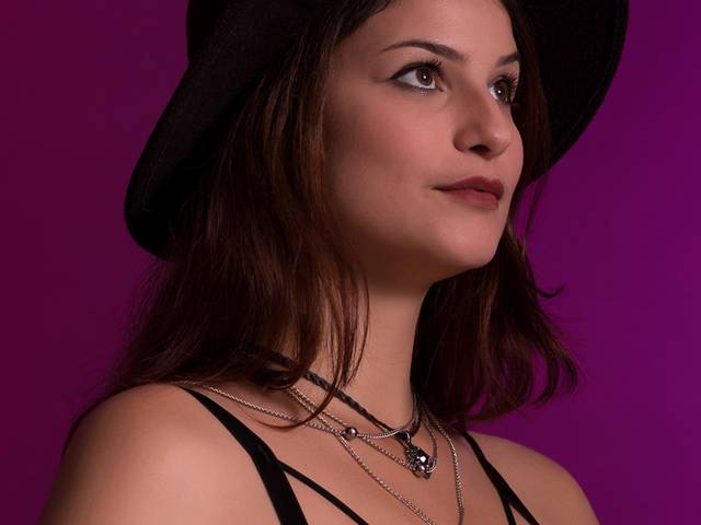 Ensaio fotográfico em estúdio. de Ensaio fotográfico em estúdio, modelo Letycia Polastri.