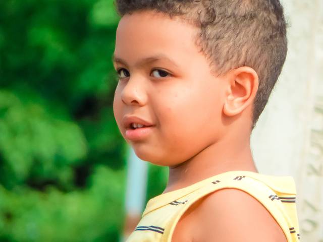 Infantil de Théo no parquinho