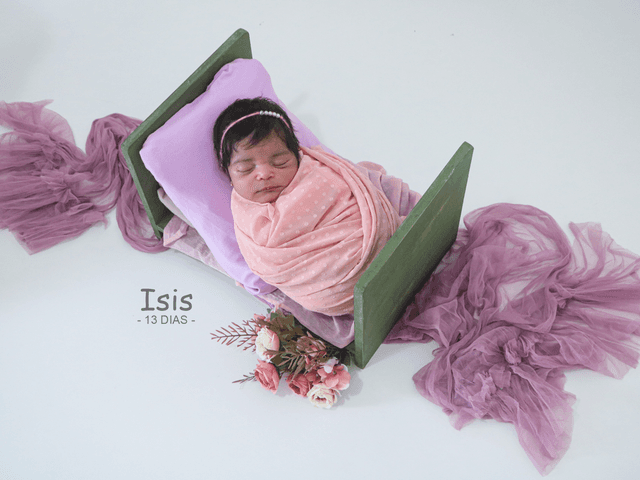 Newborn de Isis