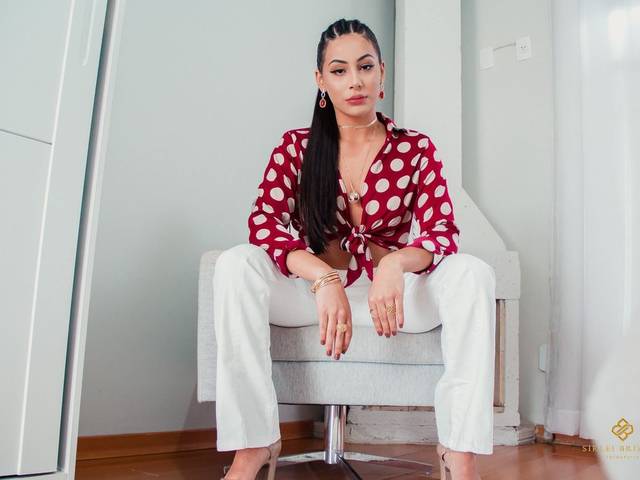 Corporativos  de Editorial Roupas e Acessorios - Modelo Larissa Almeida