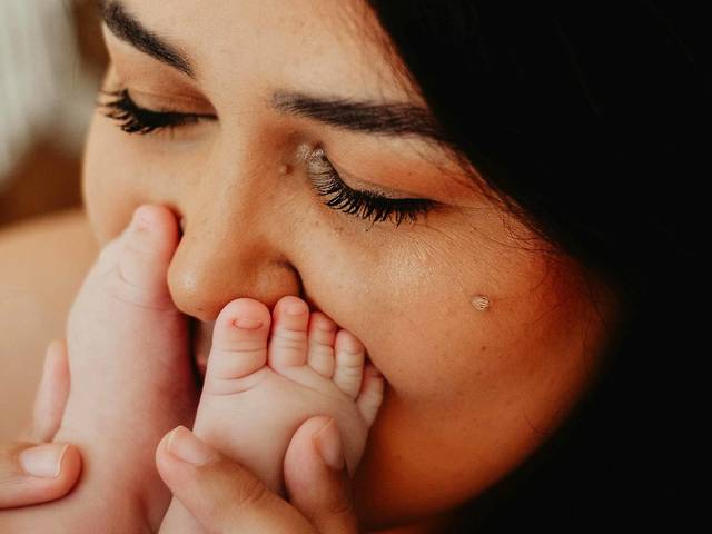 Família de Cami, Noah e Liz - Colo de mãe 