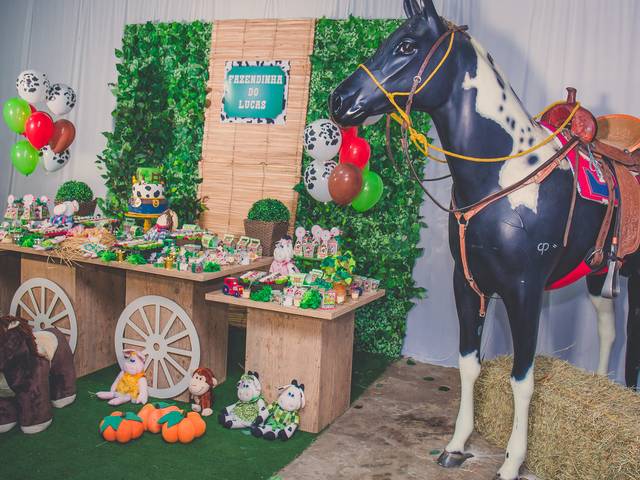 Festas de O sol já nasceu lá na fazendinha.....