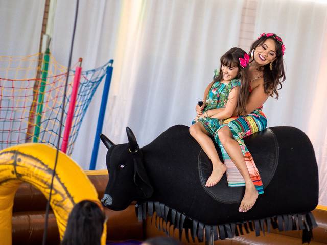 Festas de Passando em sua timeline um pouquinho do dia maravilhoso que essa gatinha teve❤️🎂🙌🤝