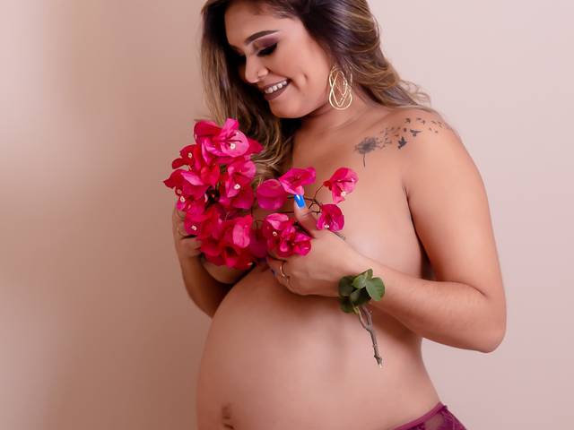 Gestante de A gestação é uma experiência única na vida de uma mulher. Cada dia é uma novidade, e cada mudança corporal deve ser encarada com algo esplêndido. Eternizar esse momento é algo mágico, por isso que muitas mamães estão aderindo ao Gestante Boudoir.