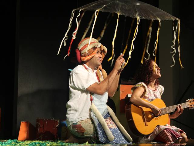 Fotografia de cena de Espetáculo Infantil - A Caixinha de papelão - A patela Cia (2017 e 2018)