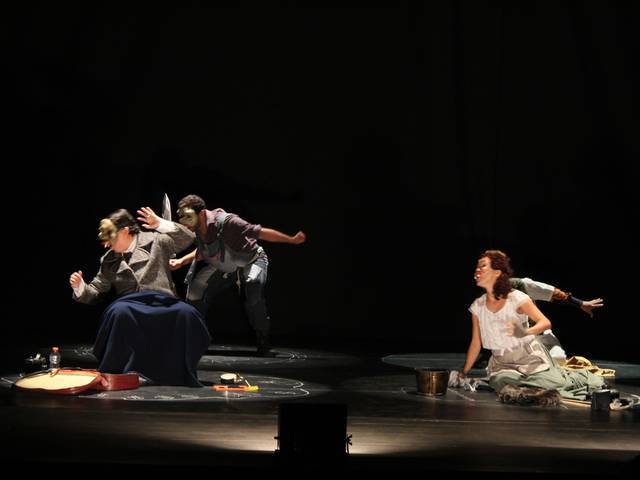 Fotografia de cena de Espetáculo infantil - O Vermelho - A patela Cia - espetáculo Infantil - O Pequeno - Cláudio Márcio