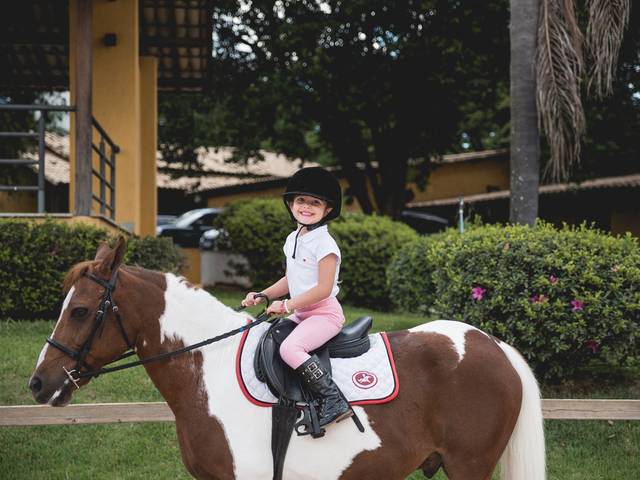 Ensaio Infantil  de As Mini Blogueiras BH em uma Aula de Equitação
