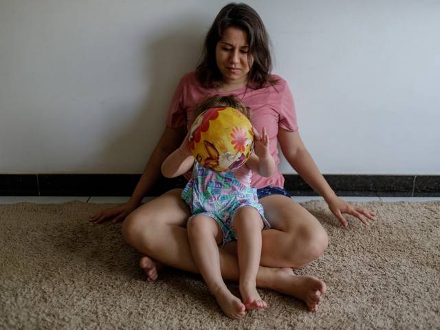 EM FAMÍLIA de CAMILA E HELENA - ENSAIO DOCUMENTAL