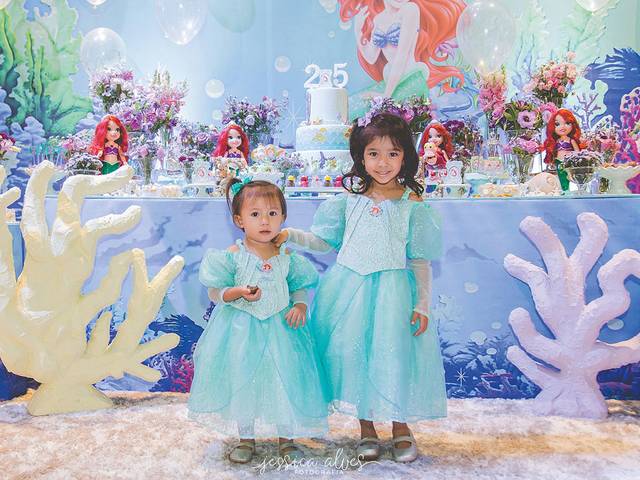 Aniversários de {Lívia} e {Fernanda} Feliz Aniversário