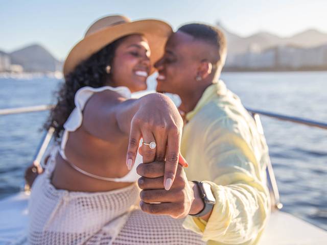 Sessão fotográfica de Pedido de Casamento em passeio barco{ Laís & Gabriel }