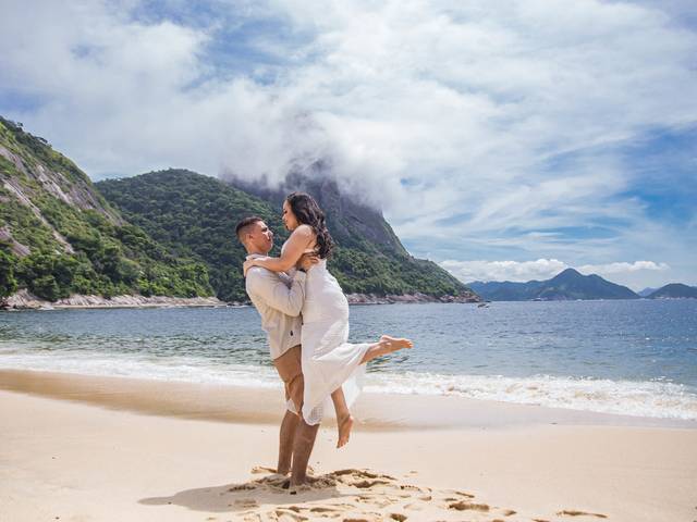 Sessão fotográfica de Ensaio pré wedding praia - Mayara & Diego