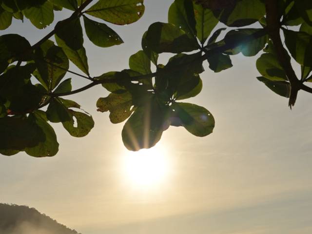 PRÉ-WEDDING de Fotógrafo Profissional em Ubatuba: O Pré-Wedding de Isabela & Isaac na Praia do Félix