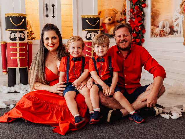 Famílias de Miguel e Rafael - Vitrine de Luzes