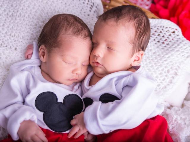 Crianças de Rafael e Henrique 1 mês