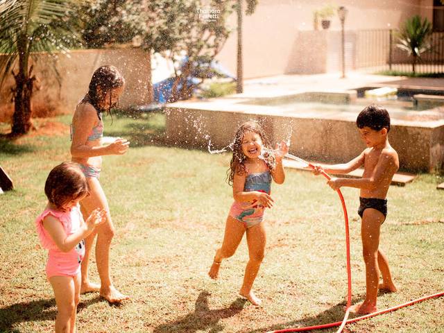 Bebê de Banho de Mangueira