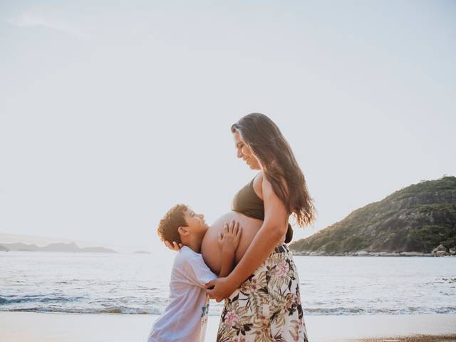 Gestante de ENSAIO FOTOGRÁFICO DE GESTANTE NA URCA - PRAIA VERMELHA | RIO DE JANEIRO | KAREN, RAMON, RAFA E {CATARINA}