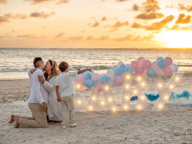 Ensaio em familia de Chá revelação na praia de Maceió