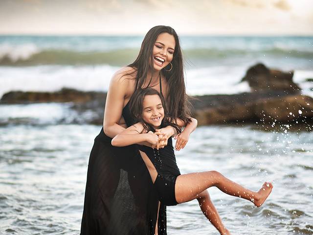 Ensaio em familia de Helen com sua filha em praia de Maceió