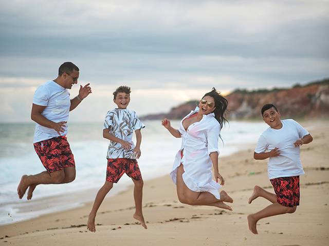 Ensaio em familia de Fotografia em Família nas falésias do gunga