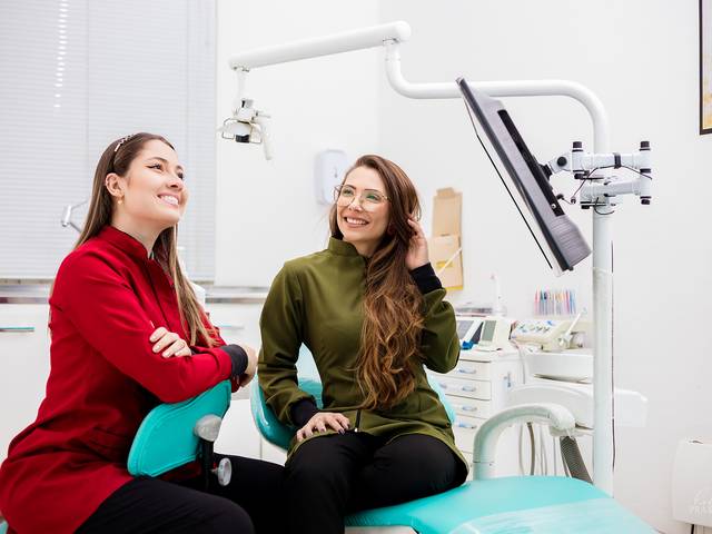 Perfil Profissional de Dras. Caroline Angeloni e Sarah Rízia