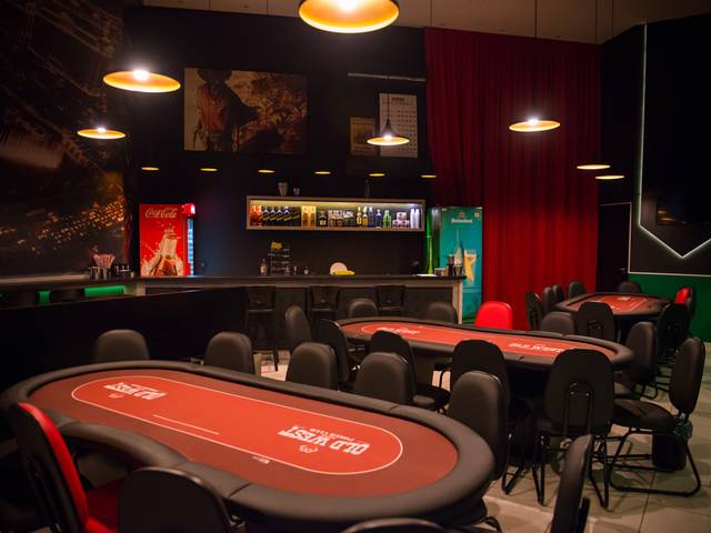 Arquitetura de Old West Poker Club por Franklin Gasperini